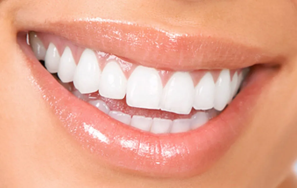 آیا کامپوزیت به دندان طبیعی آسیب می‌زند یا نه؟