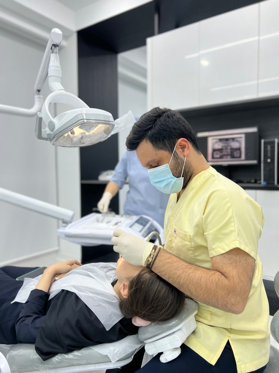 انجام کامپوزیت دندان توسط دکتر امیررضا پدرام - بک گراند موبایل