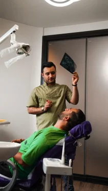 مشاوره تخصصی لمینت دندان توسط دکتر امیررضا پدرام