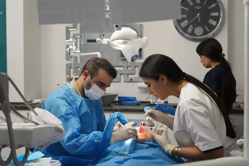 انجام لمینت دندان در کلینیک دکتر پدرام