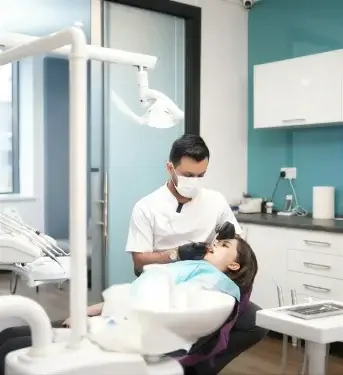 دکتر امیررضا پدرام در حال معاینه مراجعه کننده